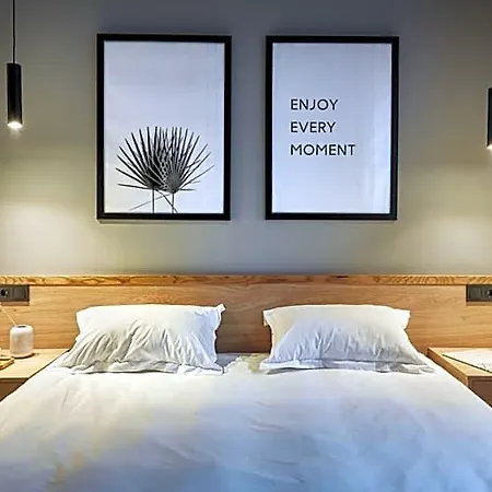 Wine And Pillow By Frapolli Hotell